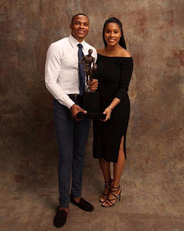 替补球员凯恩梅开三度 拜仁5‑0血洗斯图加特（凯恩替补戴帽，拜仁5-0大胜斯图加特）