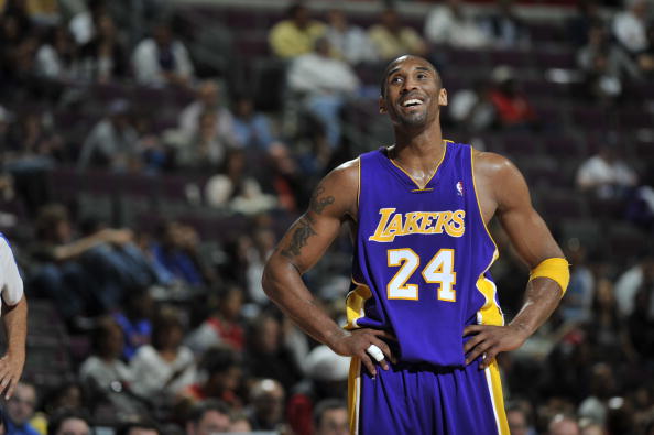 福登调侃小球迷：要这么多签名是不要拿去卖，赚了钱分我一半（福登打趣小球迷：签这么多别拿去卖，赚了记得分我一半）