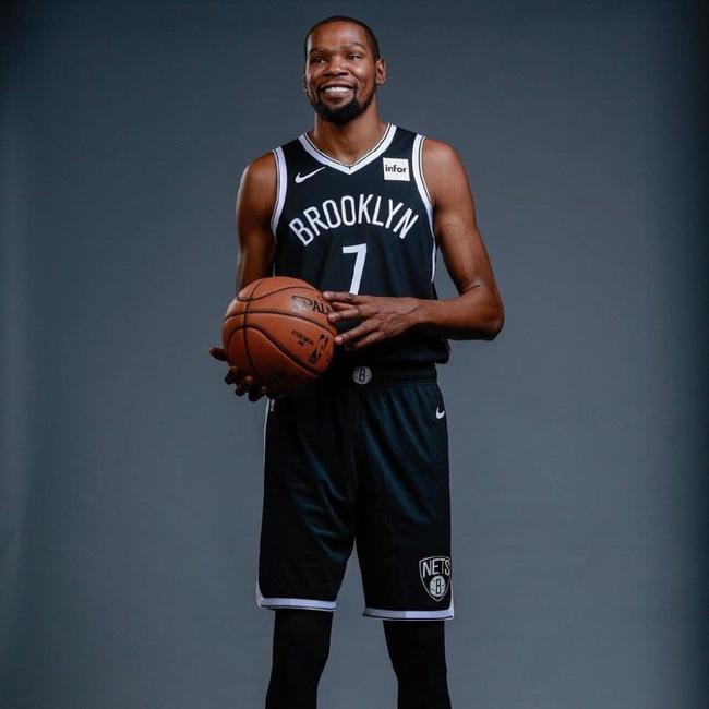 回顾老詹与狄龙整场较劲始末：二人多次发生口角&肢体接触（复盘詹姆斯与狄龙全场对峙：双方多次爆发言语冲突与身体碰撞）