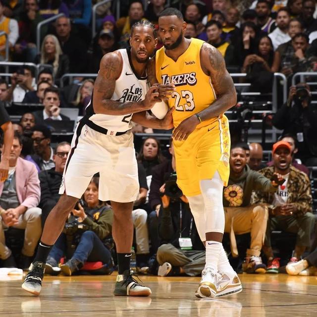 梅西世界波破门 帮助球队全取三分（梅西远射建功 助球队拿下三分）