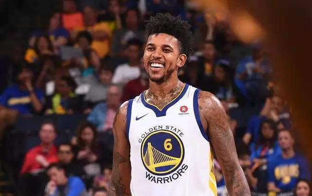 失误略多！小凯文·波特半场4中2得5分1板6助1断4失误 正负值-16（小凯文·波特半场表现起伏：4投2中5分1板6助1断，4失误，正负值-16）