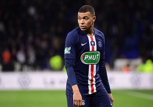 足球的残酷现实（足球世界的冷酷真相）