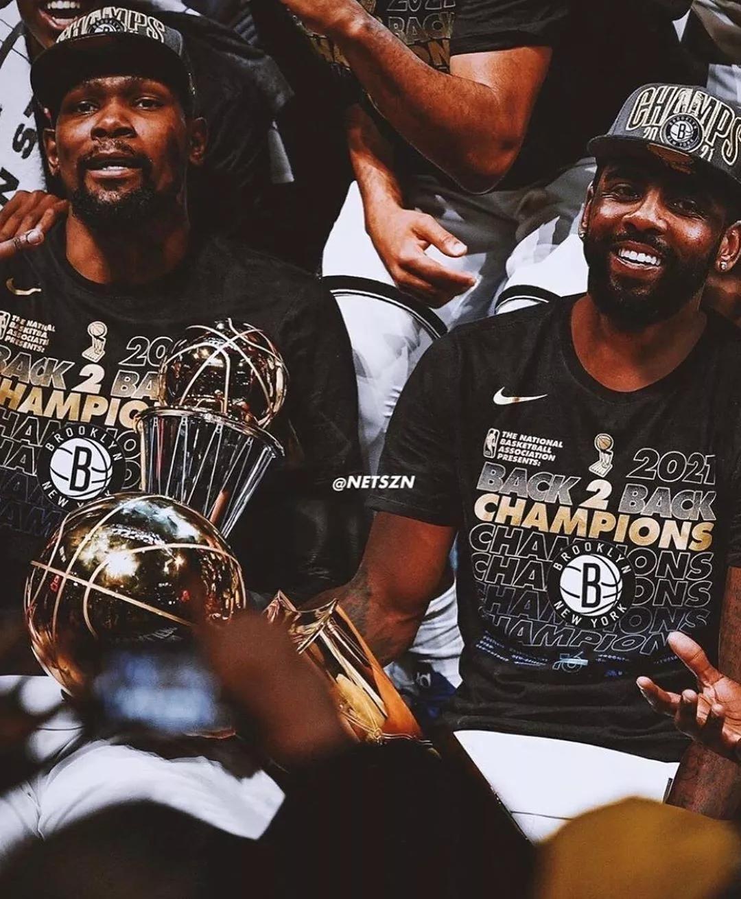 格雷米奥扳平后，主帅梅内塞斯与球迷发生口角并向其竖中指（格雷米奥追平后，主帅梅内塞斯与球迷口角并做出竖中指手势）