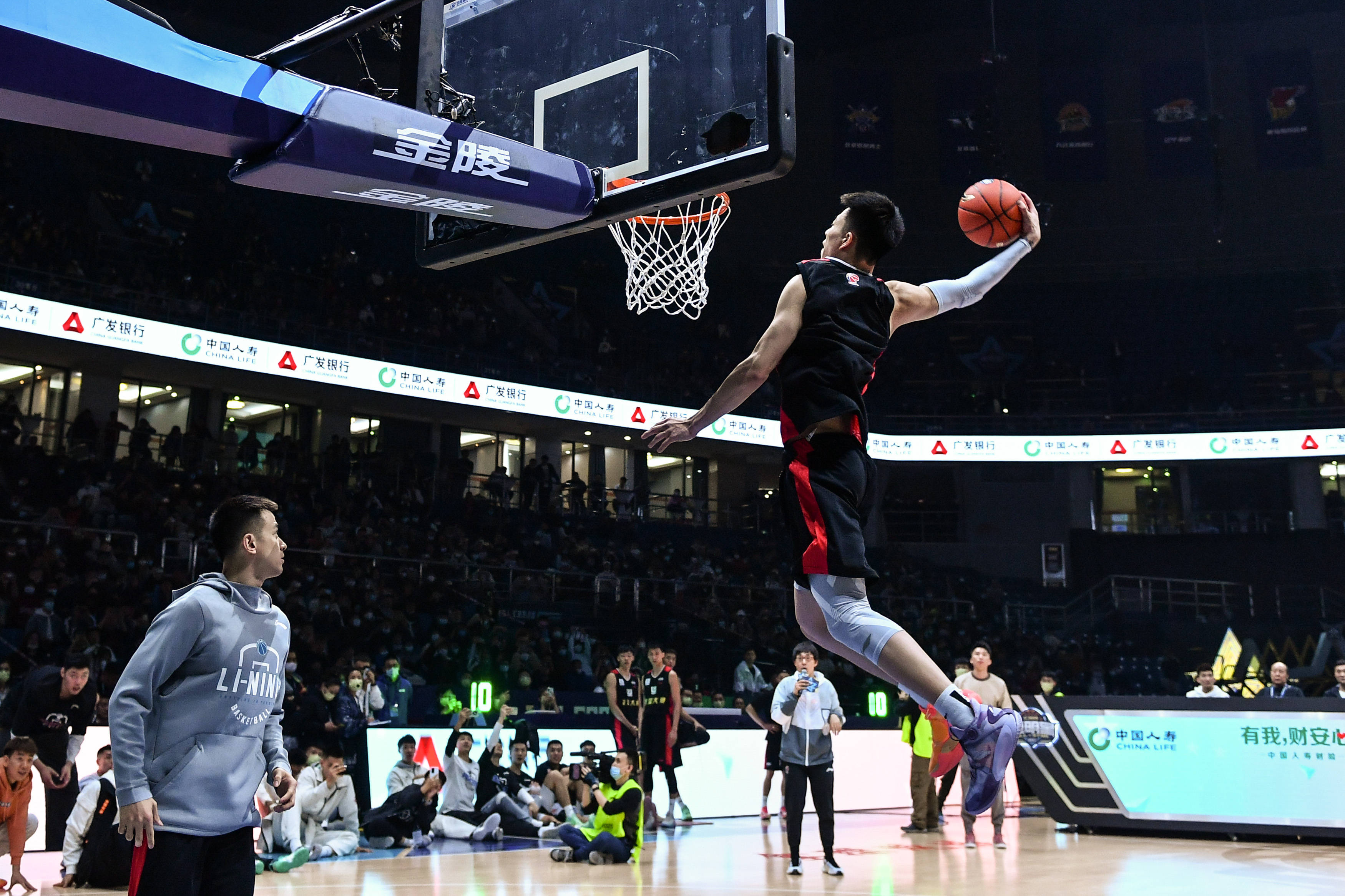 近4届欧预赛+世预赛射手榜：凯恩40球第1，C罗32球第2（近四届欧预赛与世预赛射手榜：凯恩40球居首，C罗32球次席）